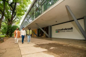 Three travelers walking outside the Museu Afro Brasil Emanoel Araujo in São Paulo