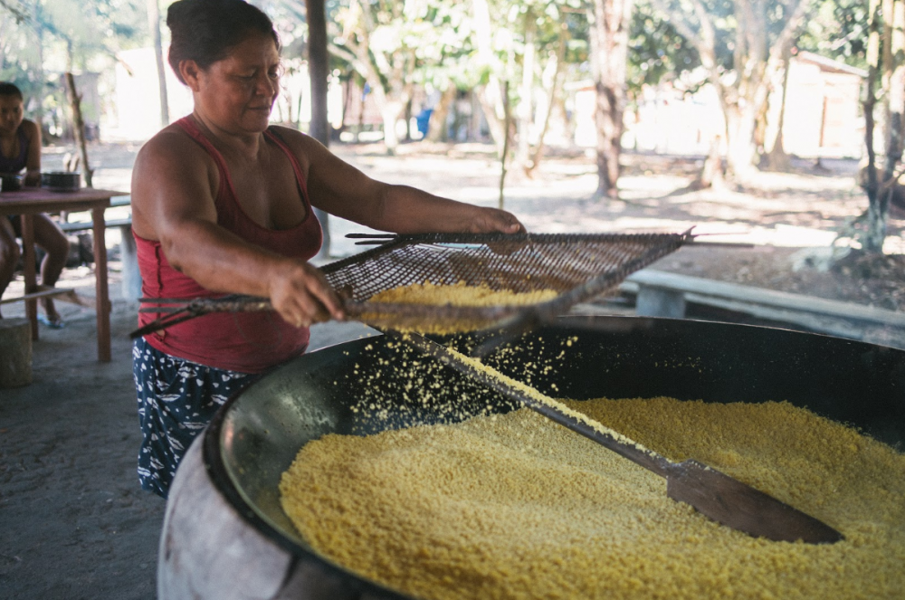 mulher fazendo farinha turismo comunitário